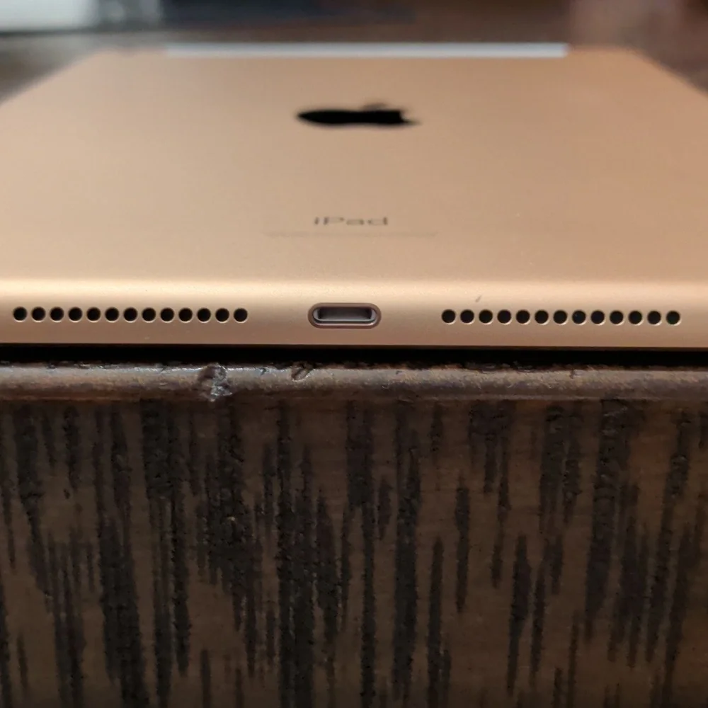 Apple iPad - 8th Generation - White/Gold